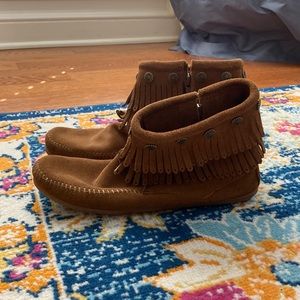 Minnetonka like new size 9.5 womens booties